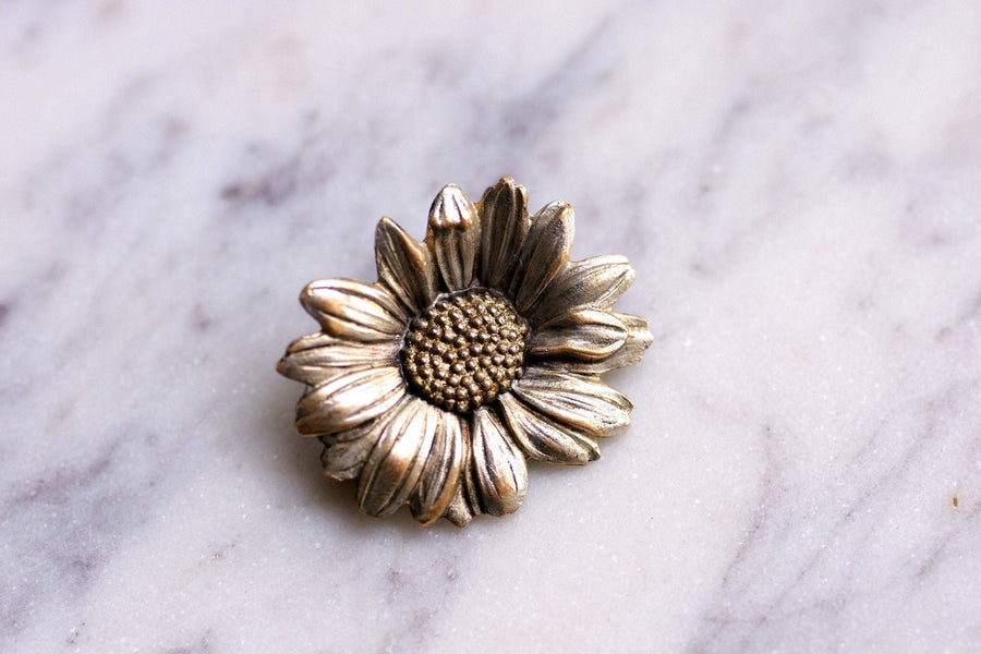 Vintage daisy flower brooch signed Mellerio in metal, Circa 1930 - Galerie Pénélope