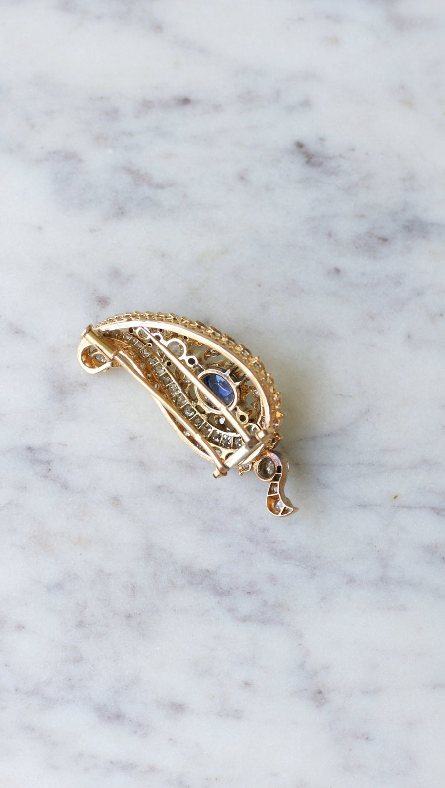 ダイヤモンドとサファイアのペイズリーブローチ - Galerie Pénélope