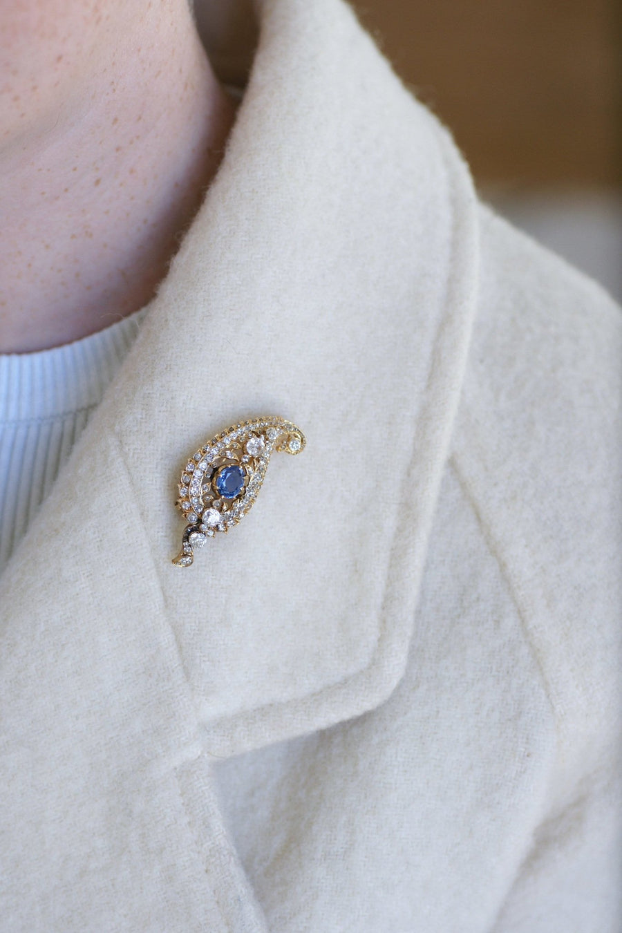 ダイヤモンドとサファイアのペイズリーブローチ - Galerie Pénélope