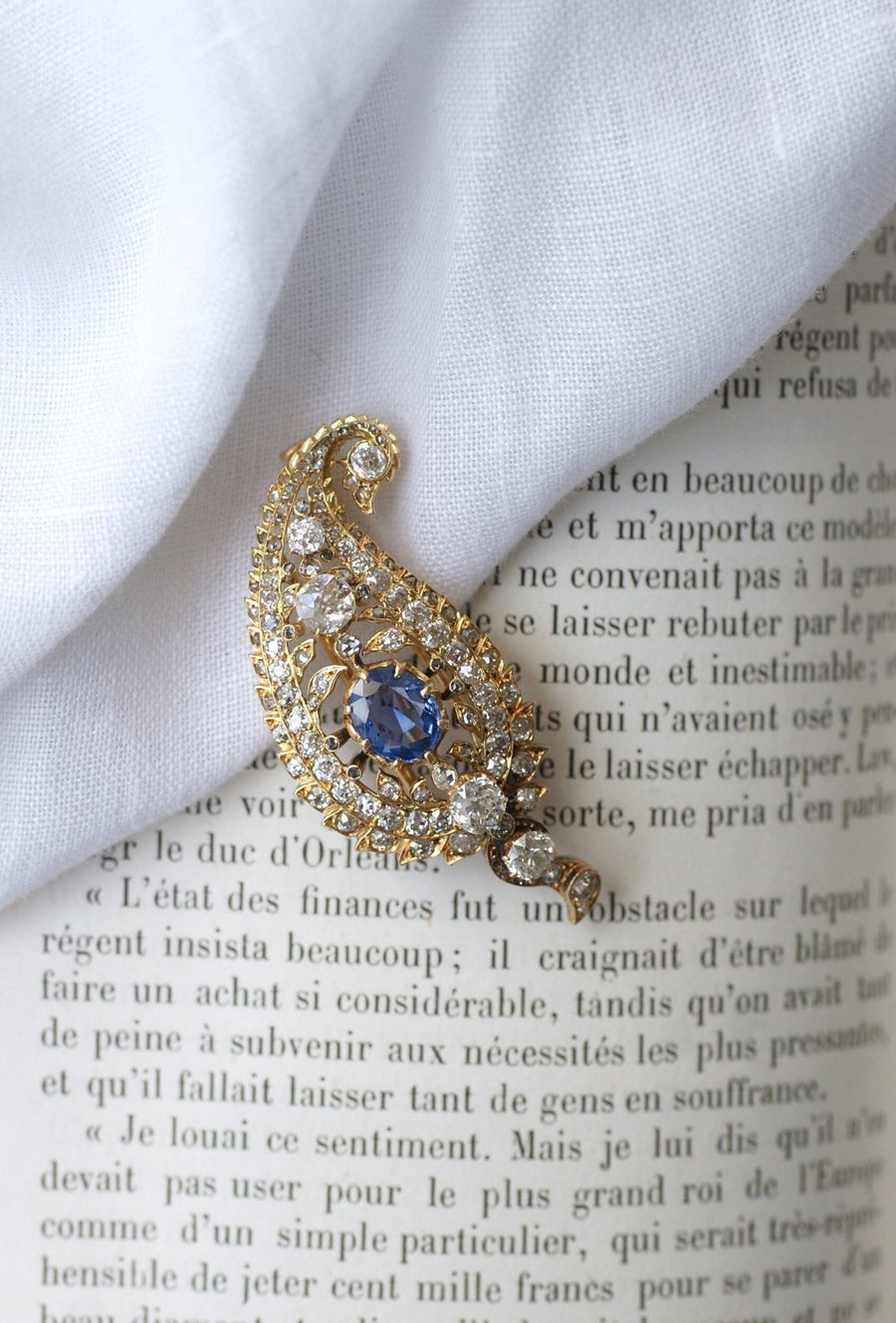 ダイヤモンドとサファイアのペイズリーブローチ - Galerie Pénélope
