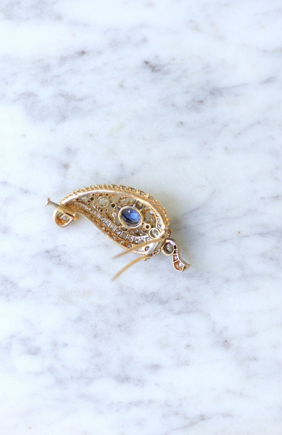 ダイヤモンドとサファイアのペイズリーブローチ - Galerie Pénélope