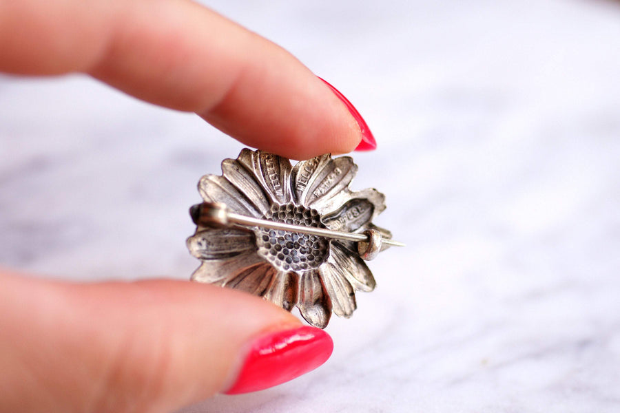 Vintage daisy flower brooch signed Mellerio in metal, Circa 1930 - Galerie Pénélope