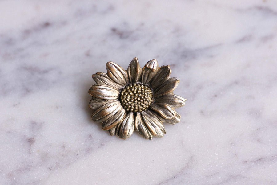 Vintage daisy flower brooch signed Mellerio in metal, Circa 1930 - Galerie Pénélope