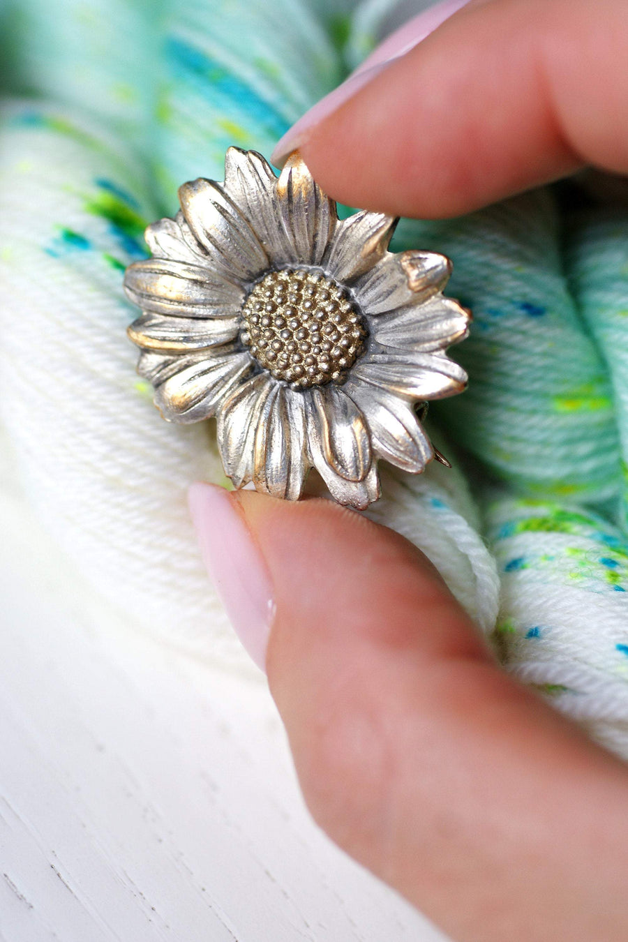 Vintage daisy flower brooch signed Mellerio in metal, Circa 1930 - Galerie Pénélope