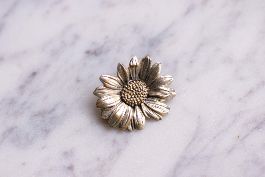 Vintage daisy flower brooch signed Mellerio in metal, Circa 1930 - Galerie Pénélope