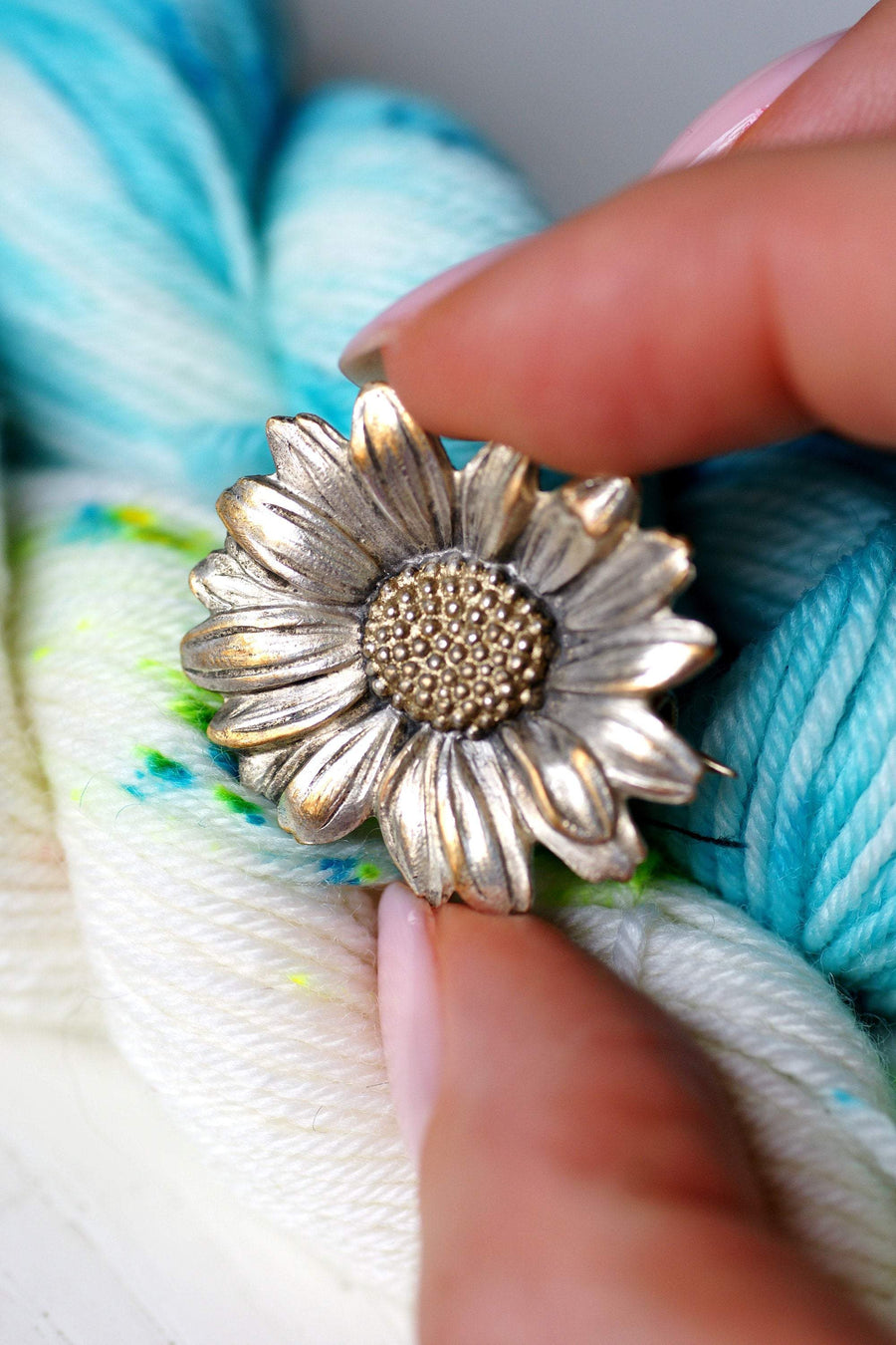 Vintage daisy flower brooch signed Mellerio in metal, Circa 1930 - Galerie Pénélope