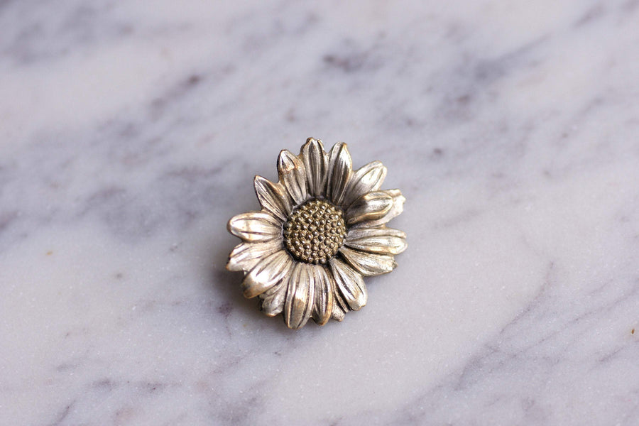Vintage daisy flower brooch signed Mellerio in metal, Circa 1930 - Galerie Pénélope