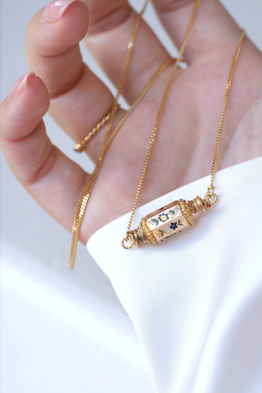 地方エナメルのクラスプ付きゴールドネックレス、19世紀 - Galerie Pénélope