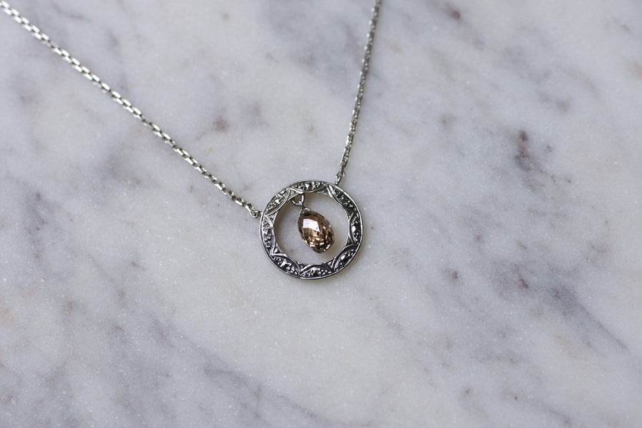 アールデコ調ソリティアホワイトゴールド＆シャンパンブラウンダイヤモンドネックレス 0.90Ct - Penelope Gallery