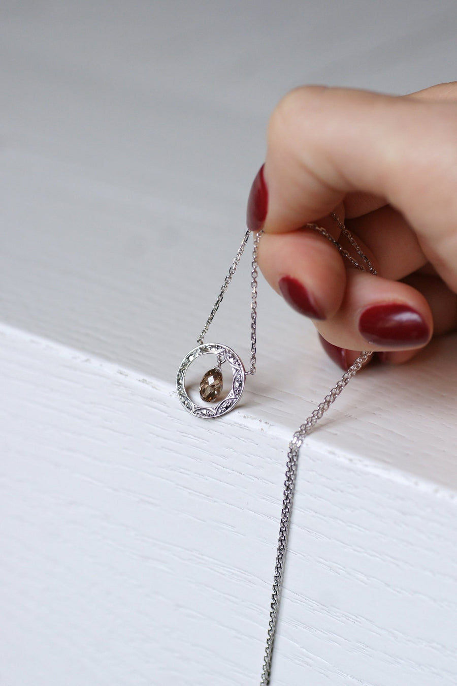 アールデコ調ソリティアホワイトゴールド＆シャンパンブラウンダイヤモンドネックレス 0.90Ct - Penelope Gallery