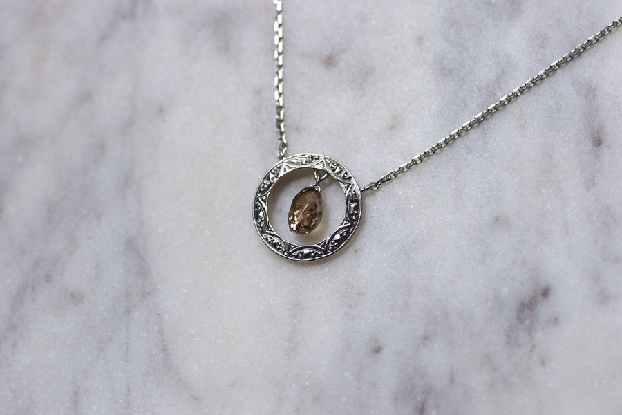 アールデコ調ソリティアホワイトゴールド＆シャンパンブラウンダイヤモンドネックレス 0.90Ct - Penelope Gallery