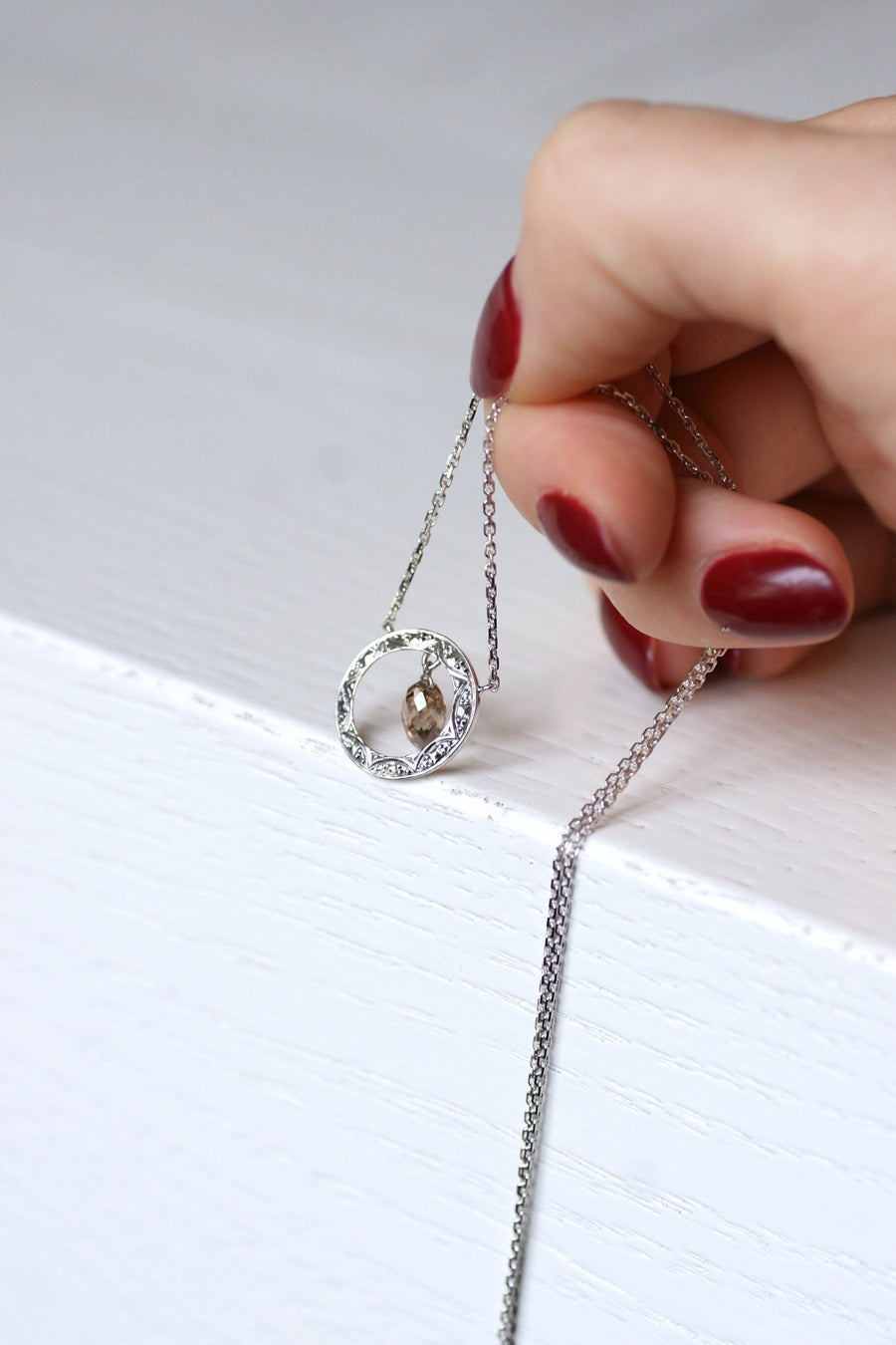 アールデコ調ソリティアホワイトゴールド＆シャンパンブラウンダイヤモンドネックレス 0.90Ct - Penelope Gallery