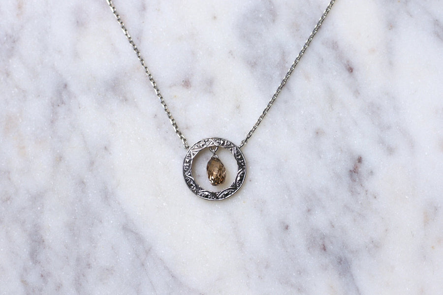 アールデコ調ソリティアホワイトゴールド＆シャンパンブラウンダイヤモンドネックレス 0.90Ct - Penelope Gallery