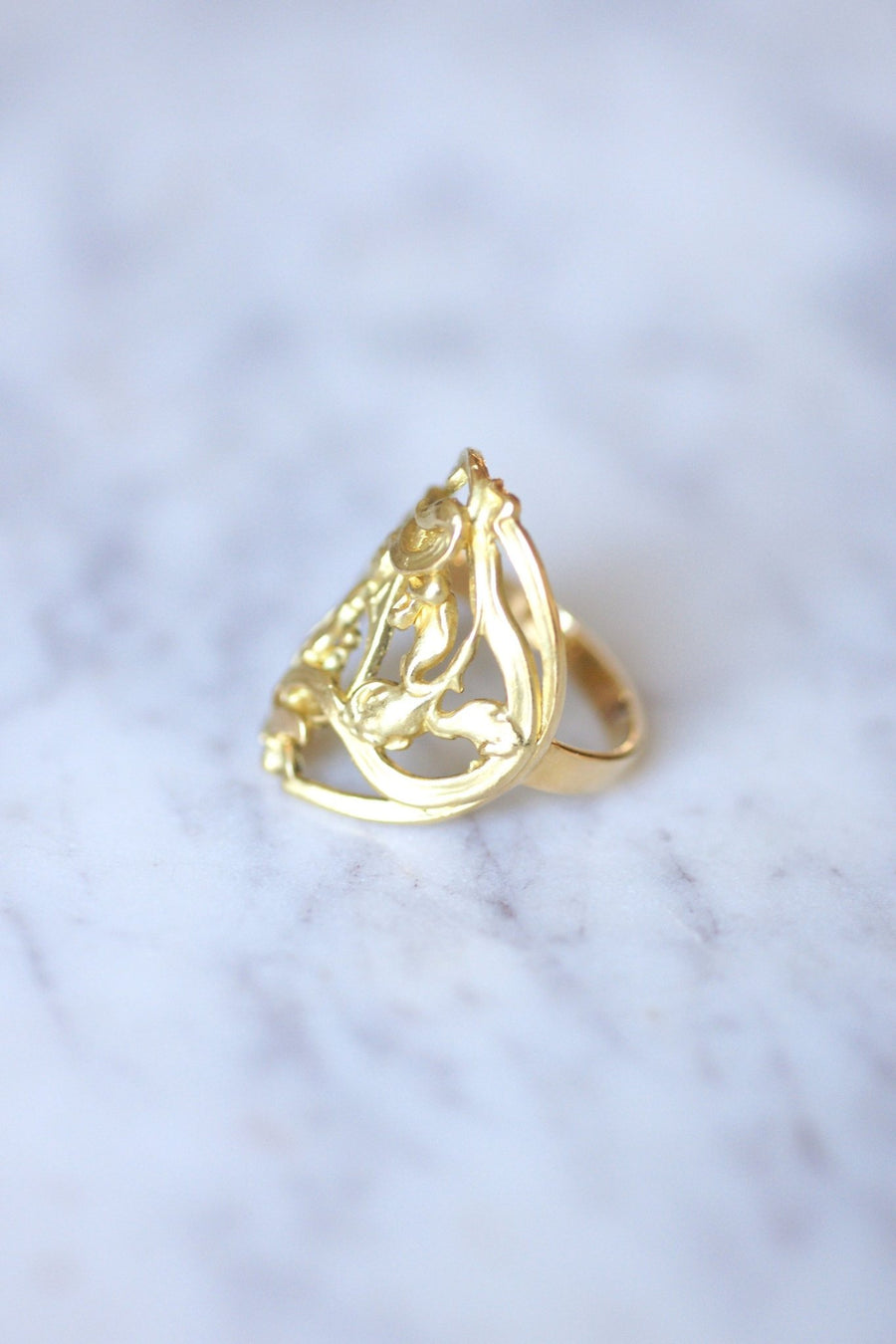 大ぶりなイエローゴールドのアールヌーボースタイルのフラワーリング - Penelope Gallery