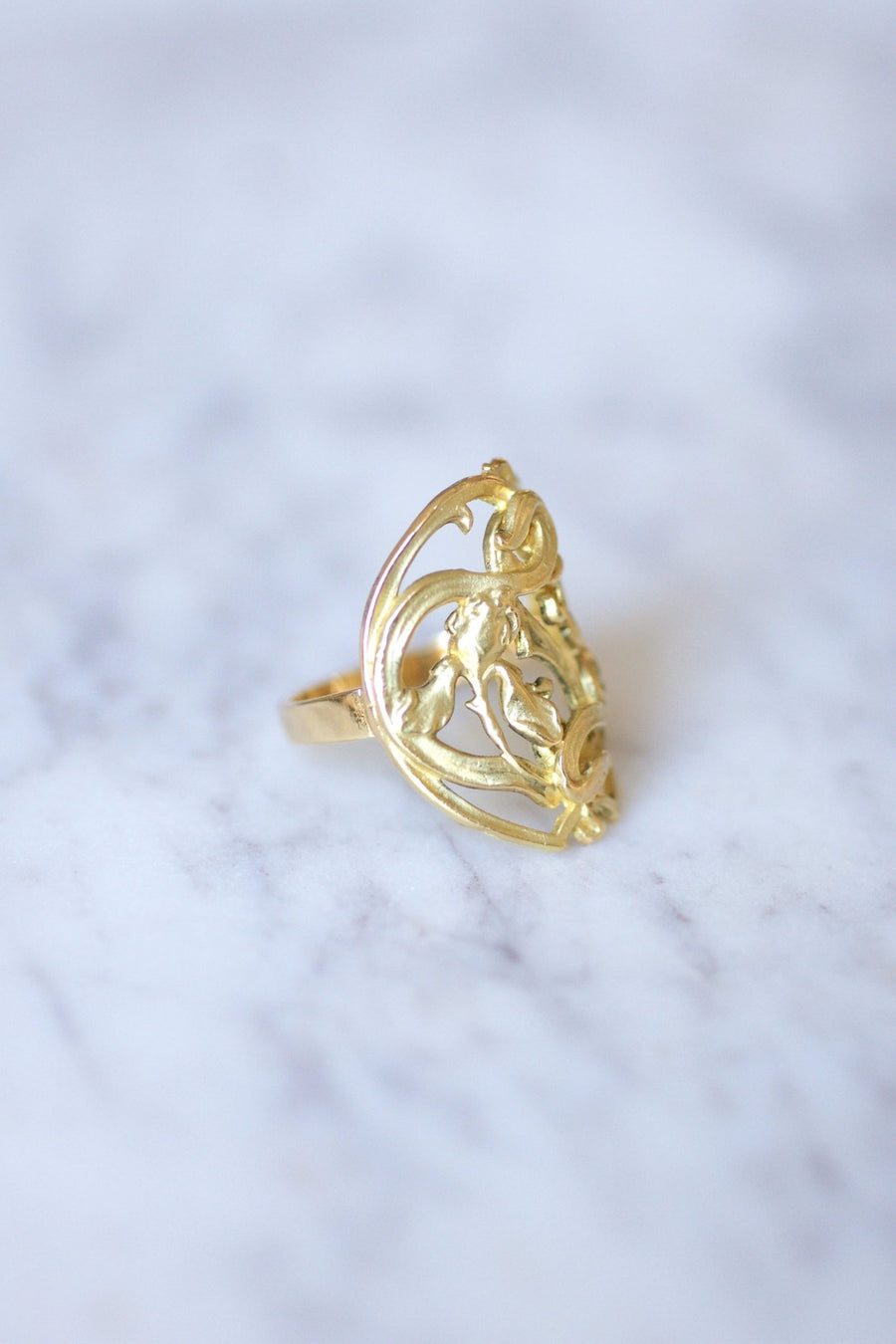 大ぶりなイエローゴールドのアールヌーボースタイルのフラワーリング - Penelope Gallery