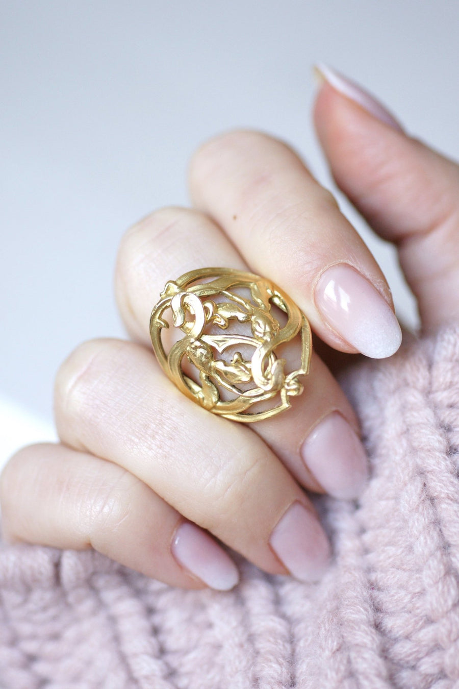 大ぶりなイエローゴールドのアールヌーボースタイルのフラワーリング - Penelope Gallery