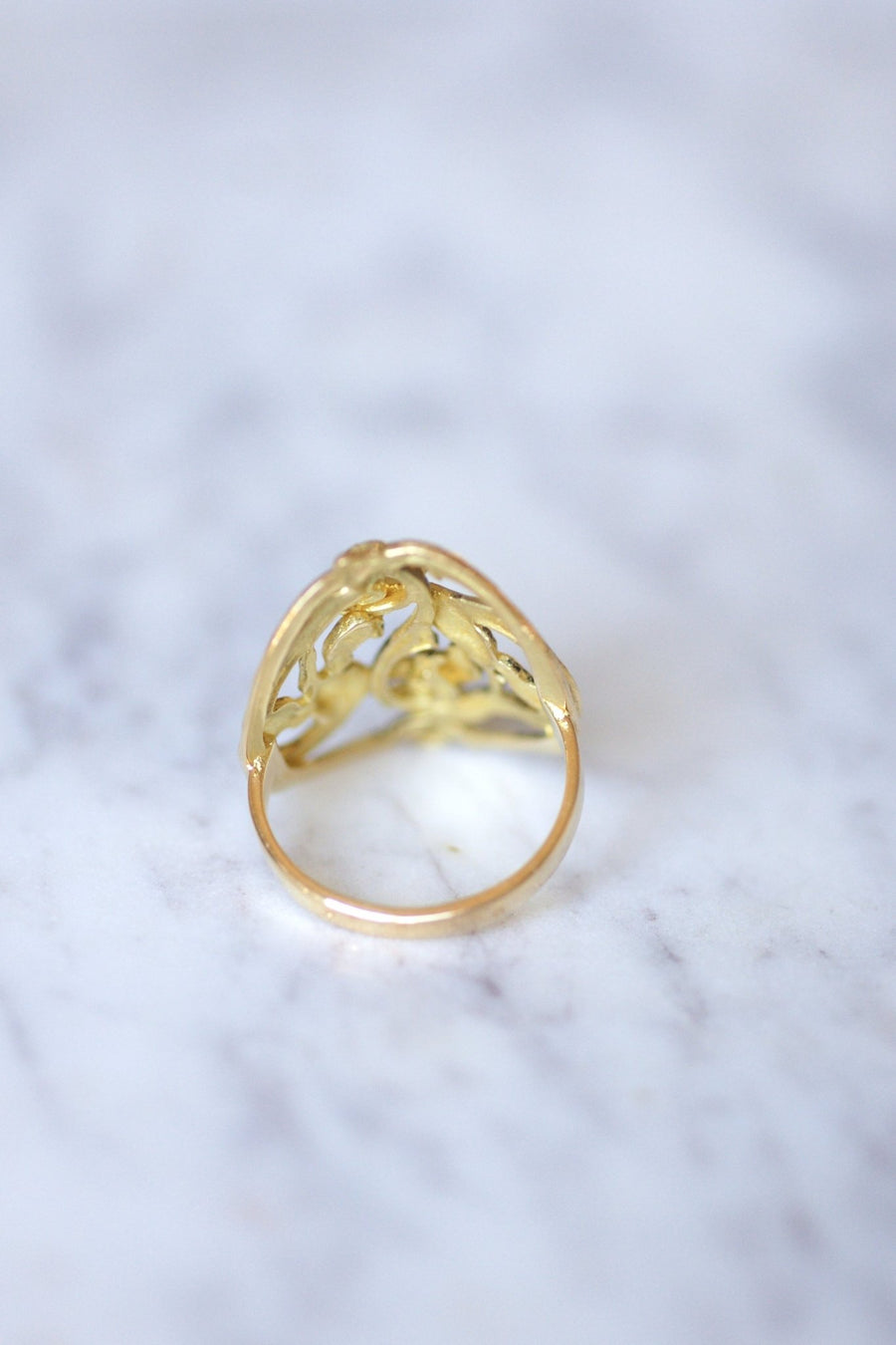 大ぶりなイエローゴールドのアールヌーボースタイルのフラワーリング - Penelope Gallery