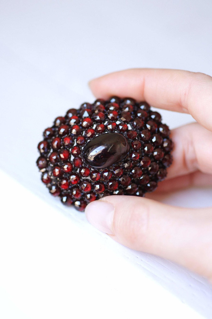 オーバル型大粒シルバー＆ガーネットブローチ - Penelope Gallery