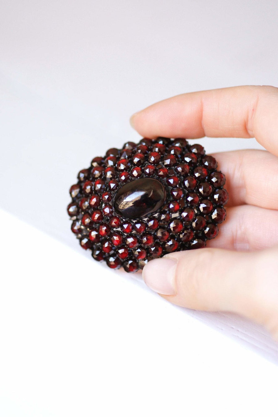 オーバル型大粒シルバー＆ガーネットブローチ - Penelope Gallery