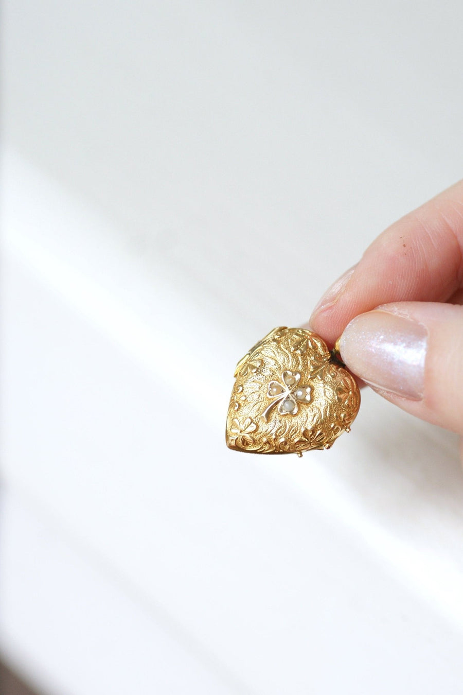 ハートを開くメダイ、ゴールドのクローバーとパール - Galerie Pénélope