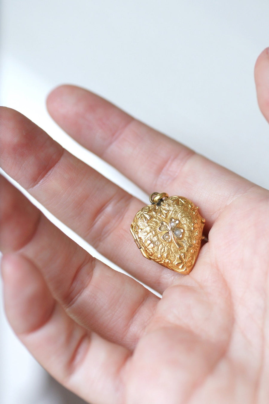 ハートを開くメダイ、ゴールドのクローバーとパール - Galerie Pénélope