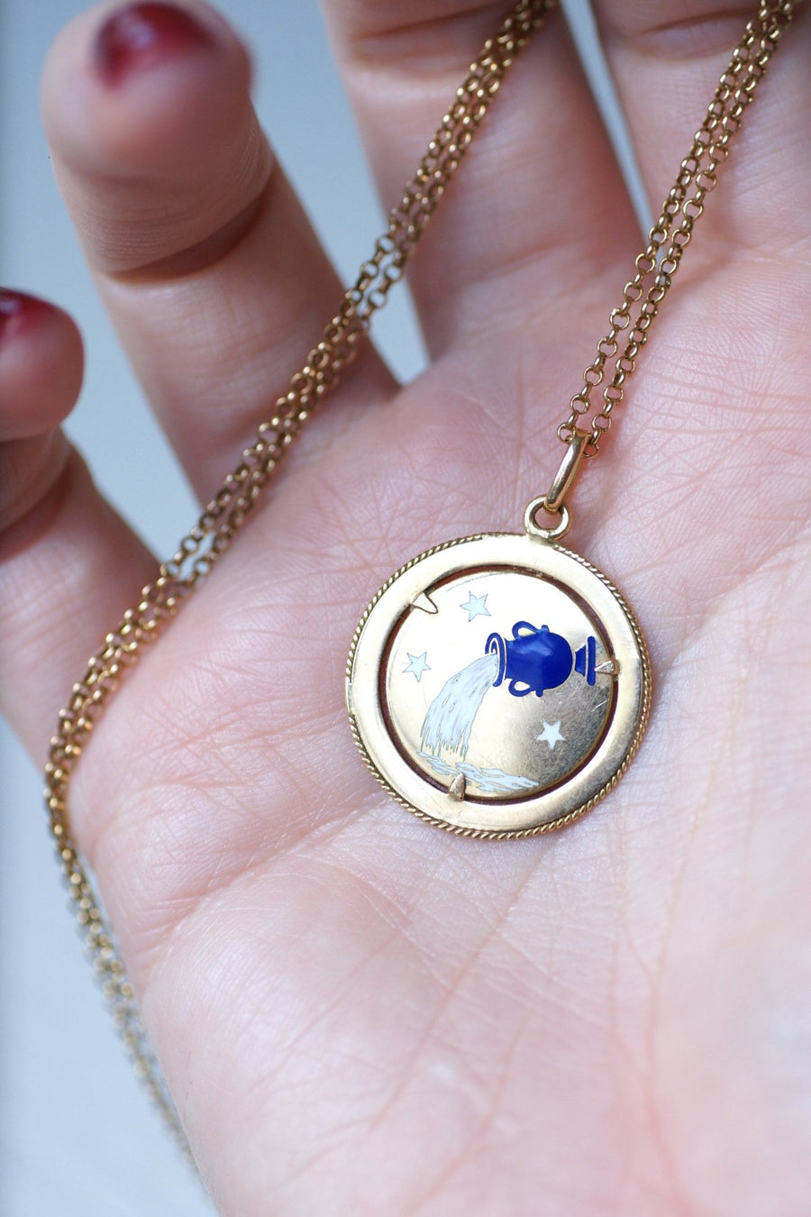 水瓶座メダルペンダント、ゴールドとエナメル - Galerie Pénélope