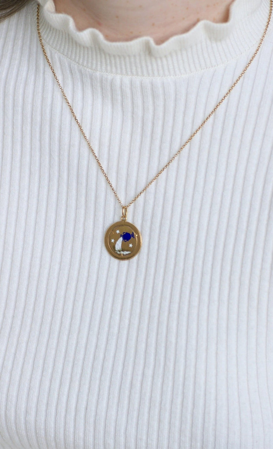 水瓶座メダルペンダント、ゴールドとエナメル - Galerie Pénélope