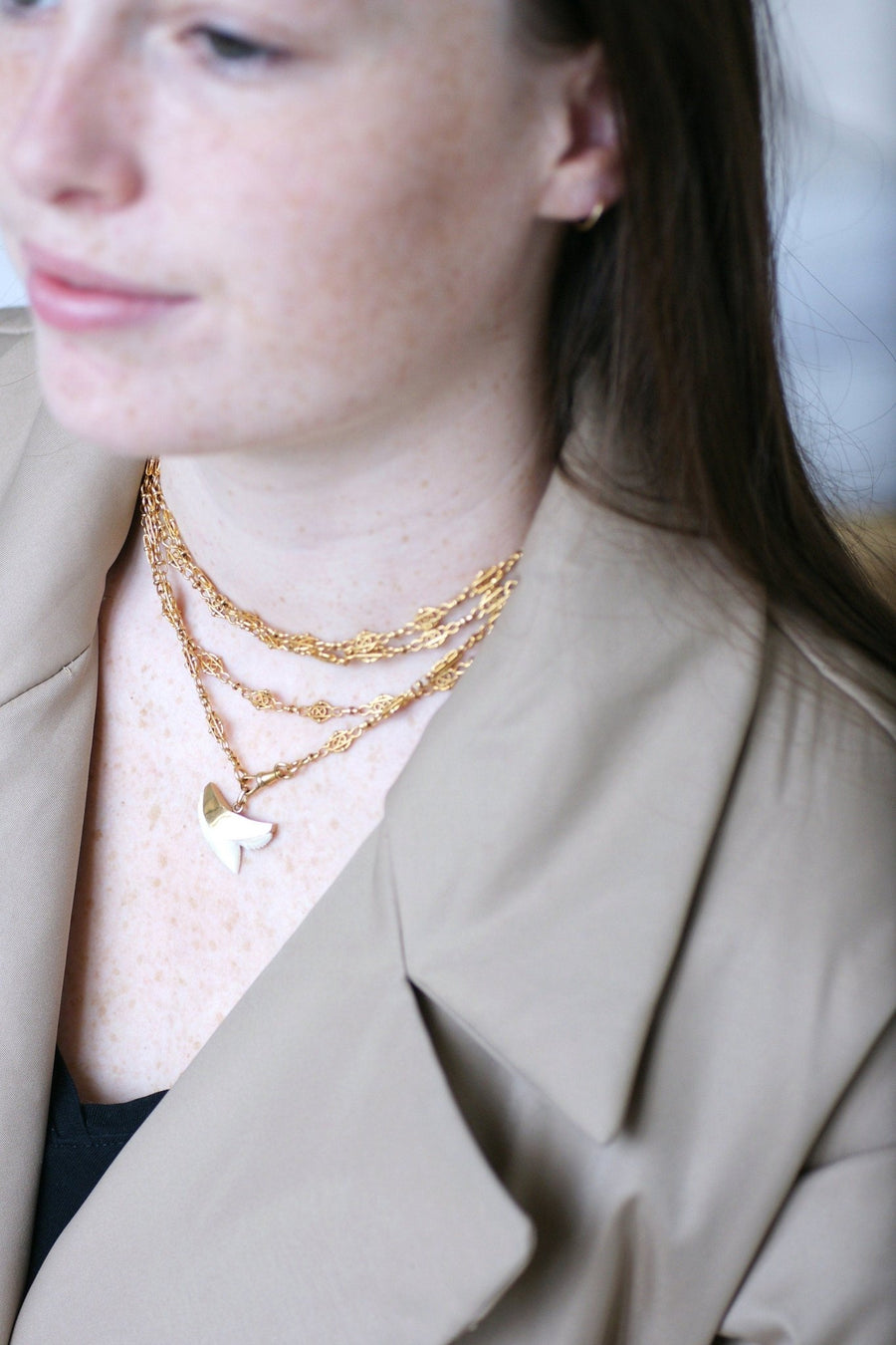 ヴィンテージ サメの歯ペンダント（ゴールド） - ペネロペ・ギャラリー